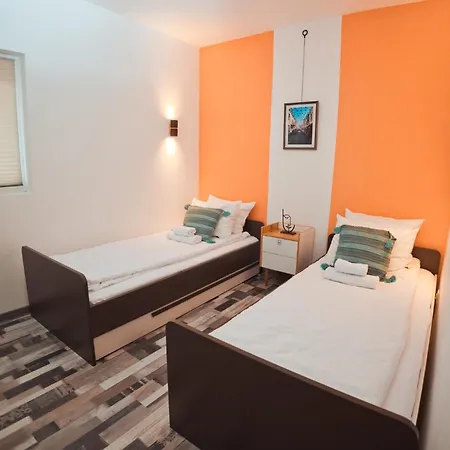 Central 1bd Free Private Garage Apartment *
